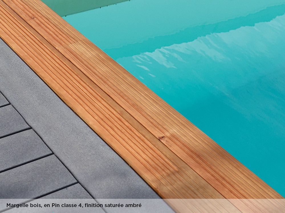 Margelle bois en Pin classe 4, finition saturée ambré pour la piscine Maéva octogonale 400 de Piveteaubois Vivre En Bois