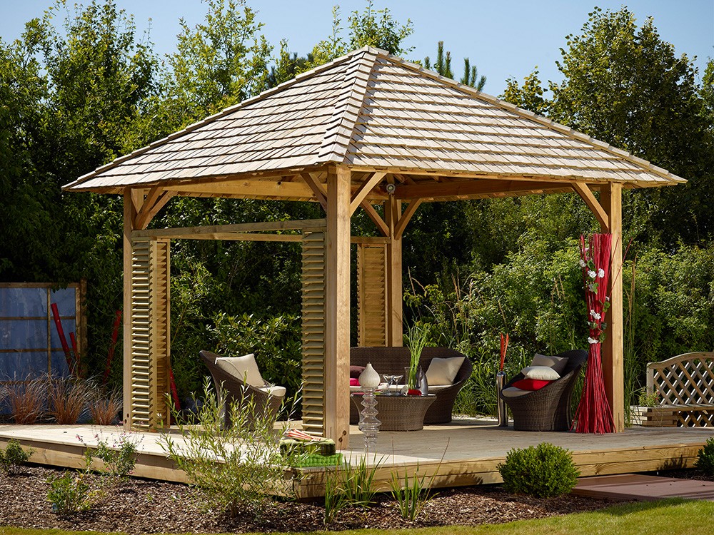 Pavillon bois en Pin classe 4 technologie DURAPIN dans un jardin avec toiture bardeaux bois marque PIVETEAUBOIS Vivre En Bois